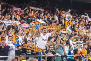 Afición del Valencia CF animando en Mestalla en un partido decisivo por la permanencia